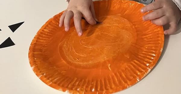 Simple Paper Plate Pumpkin Craft for Toddlers (Fall Activity)
