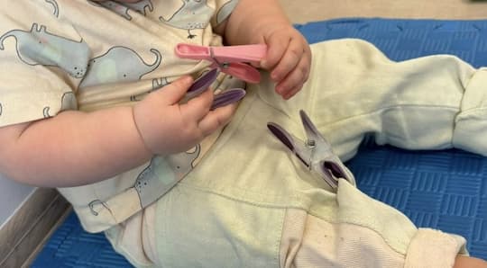 This easy clothespin fine motor game strengthens little hands, improves coordination, and keeps toddlers engaged using items you already have at home.