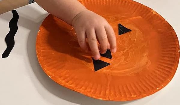 Simple Paper Plate Pumpkin Craft for Toddlers (Fall Activity)