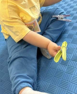 This easy clothespin fine motor game strengthens little hands, improves coordination, and keeps toddlers engaged using items you already have at home.