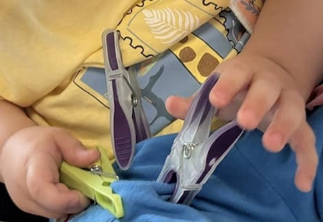 This easy clothespin fine motor game strengthens little hands, improves coordination, and keeps toddlers engaged using items you already have at home.