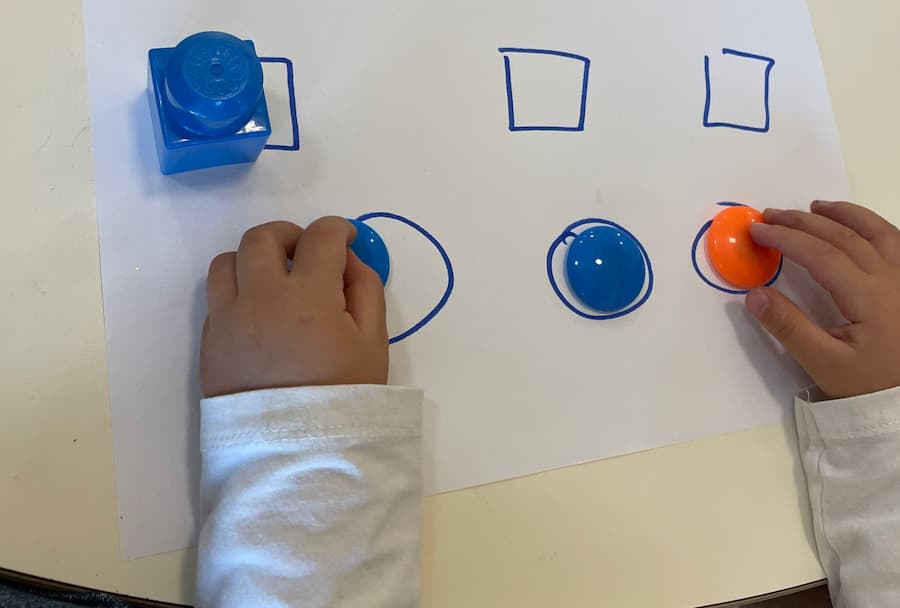 easy shape matching activity for toddlers 