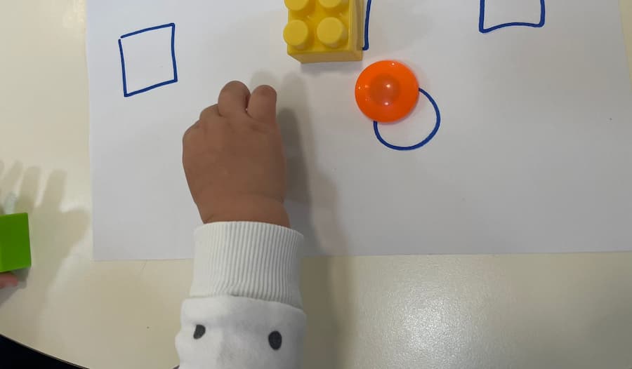 easy shape matching activity for toddlers