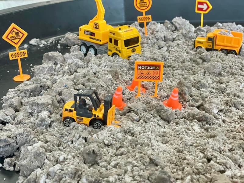 Construction Sensory Bin Preschool: Easy Truck-Themed Sensory Play with Taste-Safe Sand