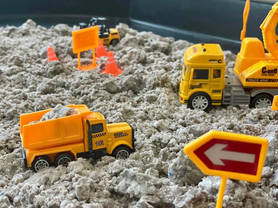 Construction Sensory Bin Preschool: Easy Truck-Themed Sensory Play with Taste-Safe Sand
