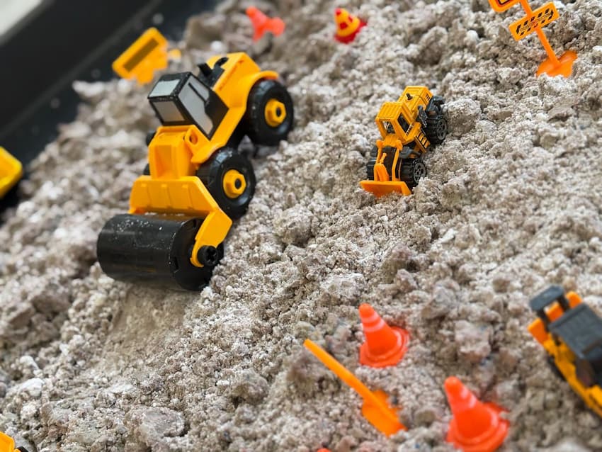Construction Sensory Bin Preschool: Easy Truck-Themed Sensory Play with Taste-Safe Sand