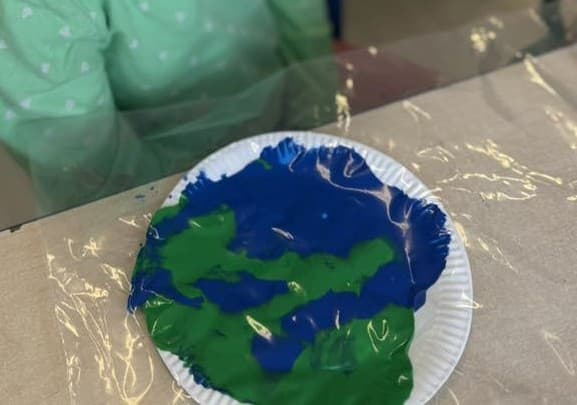 No-Mess Earth Day Painting for Toddlers & Preschoolers ๐