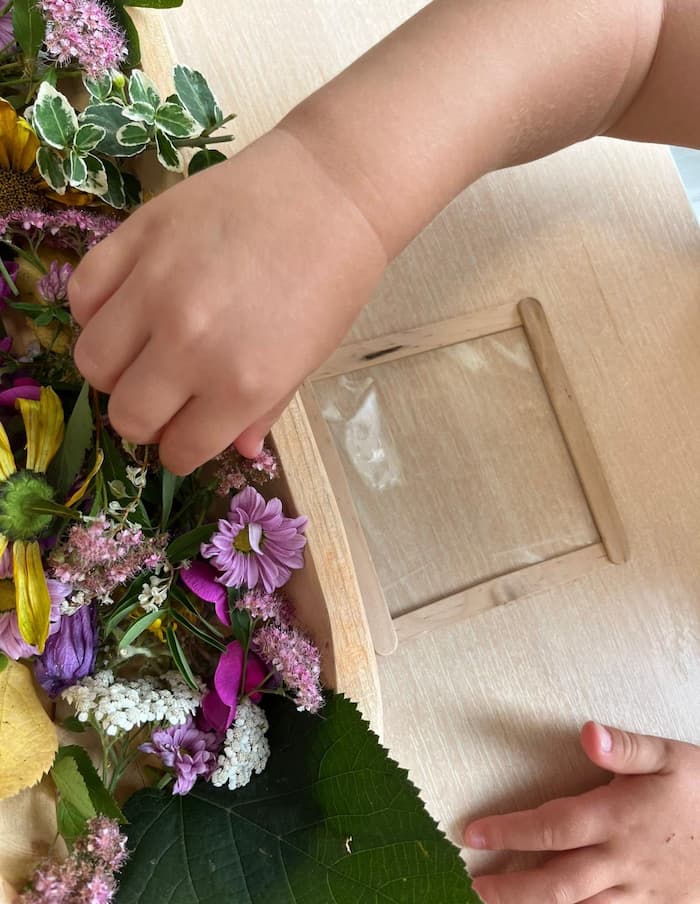 Easy nature craft with flowers and leaves
