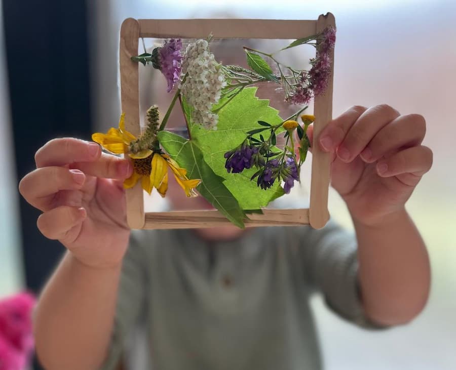 Easy nature craft with flowers and leaves