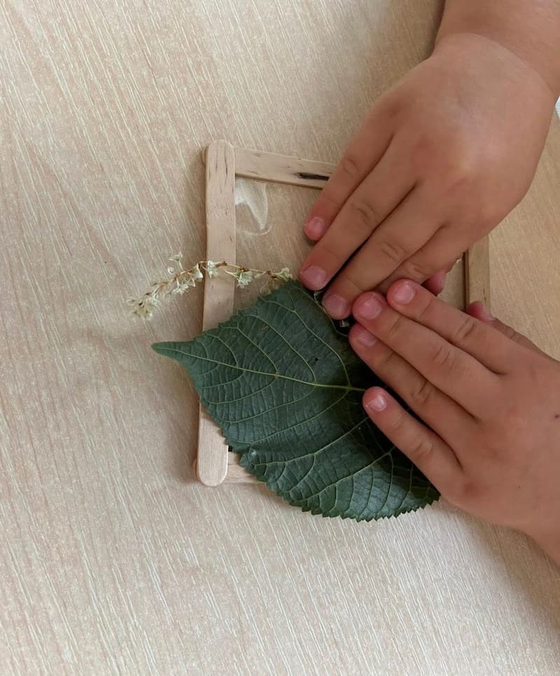 Easy nature craft with flowers and leaves
