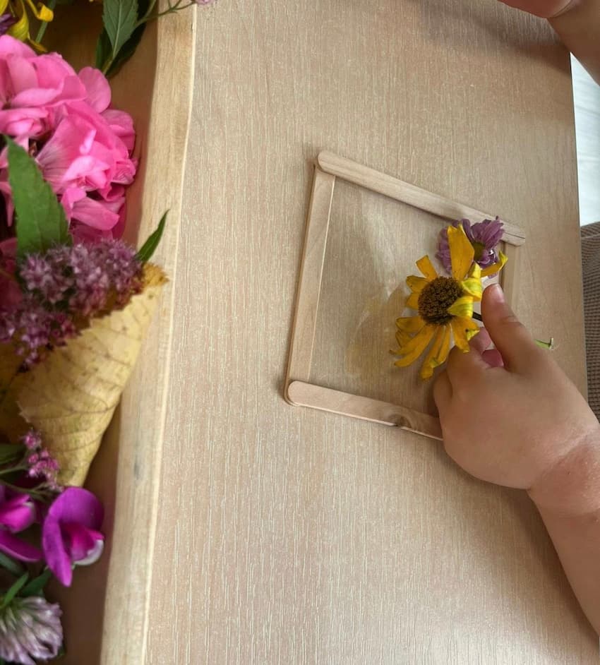 Easy nature craft with flowers and leaves
