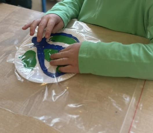 No-Mess Earth Day Painting for Toddlers & Preschoolers ๐