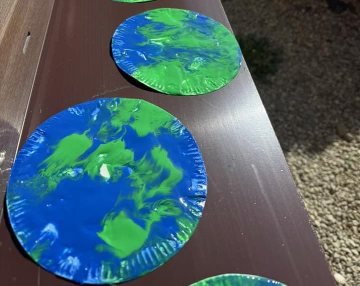 No-Mess Earth Day Painting for Toddlers & Preschoolers 🌍