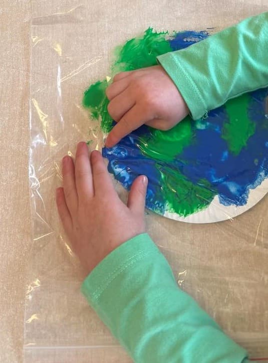 No-Mess Earth Day Painting for Toddlers & Preschoolers 🌍